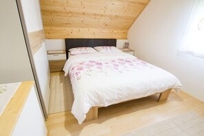 2 bedrooms, iron/ironing board, travel cot, free WiFi