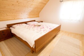 2 bedrooms, iron/ironing board, travel cot, free WiFi - Sunny Two Bedroom Retreat in Beautiful Bizeljsko - Two Bedroom Country House (Bizeljsko)