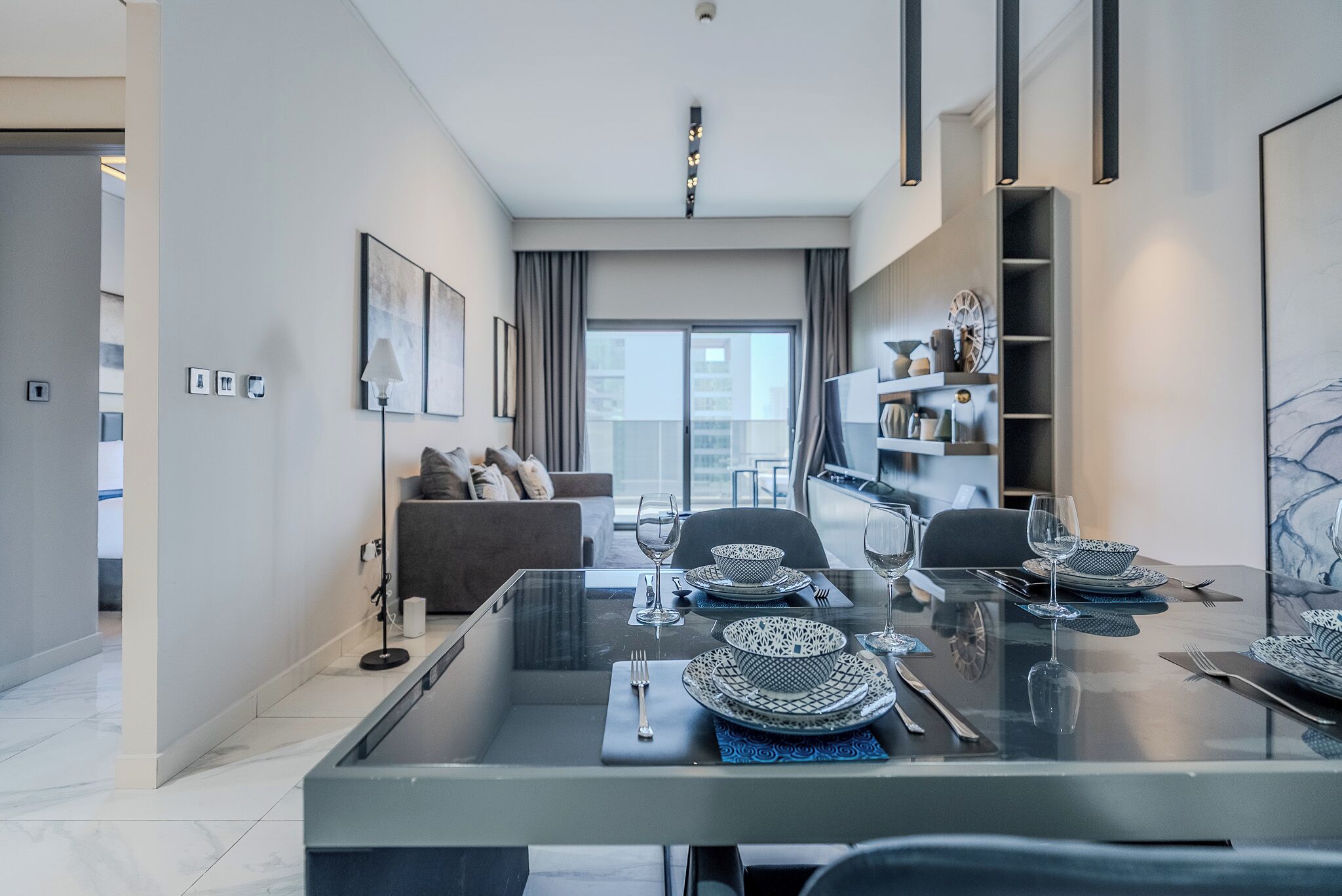 Apartamento luxo, sacada, vista para a cidade | Opções para refeição no quarto