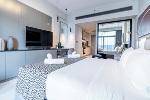 Deluxe Studio, 1 King Bed, Balcony, City View | Free WiFi