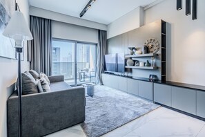 Appartement Deluxe, balcon, vue sur la ville | Aire de séjour | Téléviseur connecté de 55 po avec télévision numérique