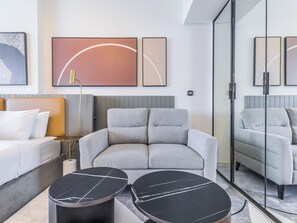 Studio Deluxe, balcon, vue sur la ville | Aire de séjour | Téléviseur connecté de 55 po avec télévision numérique