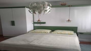 Een strijkplank/strijkijzer, reisbedje, gratis wifi