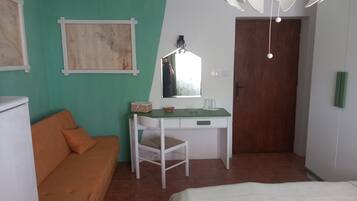 Iron/ironing board, travel crib, free WiFi