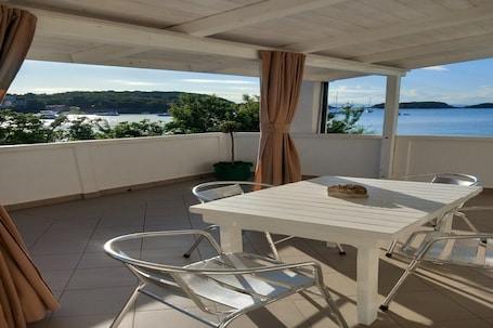 Outdoor dining. Guest House Green Corner Supetarska Draga - Triple Room with Terrace and Sea View