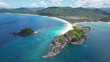 Plage, sable blanc, serviettes de plage, snorkeling
