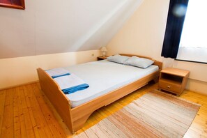5 bedrooms, iron/ironing board, Internet