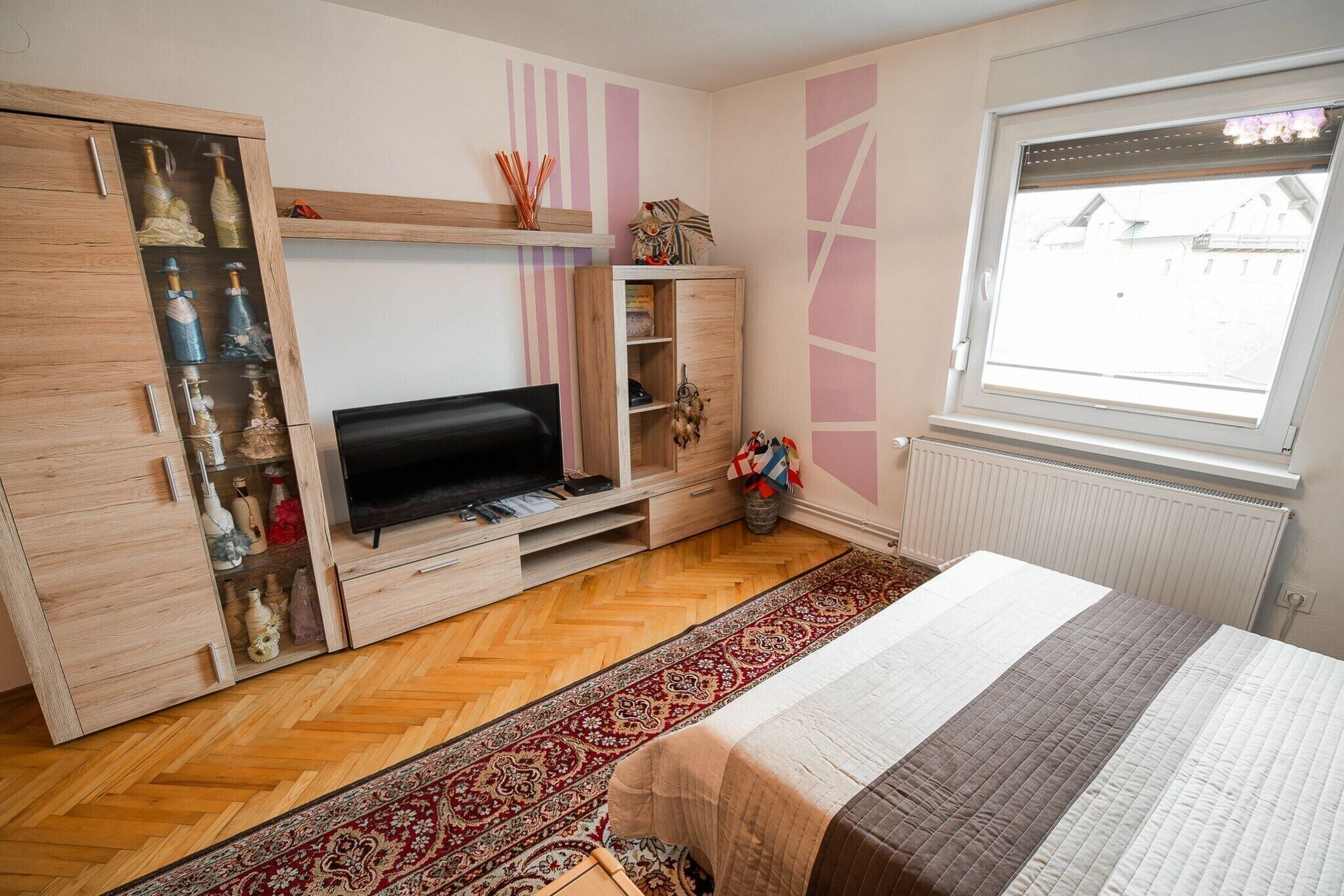 2 bedrooms, travel crib, free WiFi