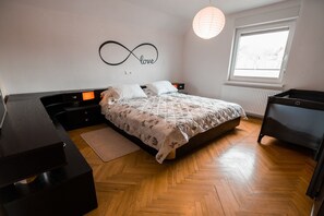 2 bedrooms, travel cot, free WiFi