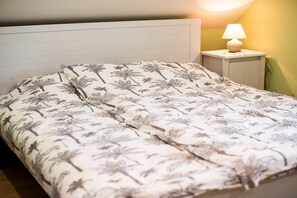 1 habitación, tabla de planchar con plancha y cuna de viaje 