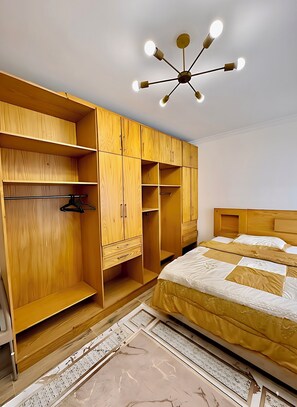 2 bedrooms, iron/ironing board, internet, bed sheets