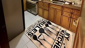 Frigorifero, microonde, forno, piano cottura