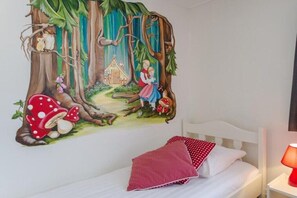2 bedrooms, free WiFi, bed sheets - Holiday home in Nes with swimming pool (Nes)