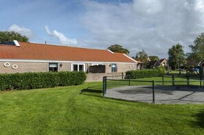 Sport court - Holiday home in Nes with swimming pool (Nes)