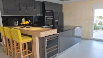 Wasserkocher mit Kaffee-/Teezubehör, Kühlschrank, Mikrowelle, Ofen