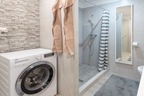 Shower, hair dryer - Family-Friendly Serene Retreat Holiday Home - Four Bedroom Holiday Home with Terrace (Secovlje)