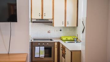 Kühlschrank, Ofen, Herdplatte, Wasserkocher mit Kaffee-/Teezubehör