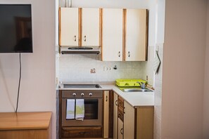 Kühlschrank, Ofen, Herdplatte, Wasserkocher mit Kaffee-/Teezubehör