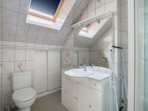 A bathroom with a skylight, two sinks, a toilet, and a shower. - The Little Rest - 40 m² Apartment center of Vitry (Vitry-en-Artois)