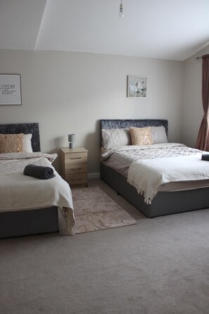 3 عدّة غرف نوم ومكواة/لوح كي وواي فاي وملاءات أسرّة