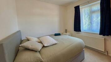 3 bedrooms, iron/ironing board, WiFi, bed sheets