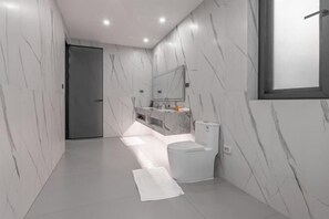 Bathroom - T M L-Urban 4 Bedroom-Independent Swimming Pool and Ktv (Pattaya)