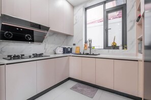 Private kitchen - T M L-Urban 4 Bedroom-Independent Swimming Pool and Ktv (Pattaya)