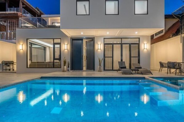 Outdoor pool - T M L-Urban 4 Bedroom-Independent Swimming Pool and Ktv (Pattaya)