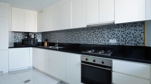 Réfrigérateur, four à micro-ondes, un four, surface de cuisson