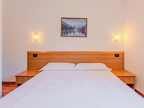 2 bedrooms, travel crib, free WiFi