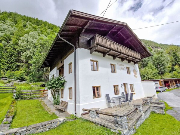 Exterior - Cosy apartment for 8 people with pool, WIFI, TV, terrace and pets allowed (Oberlängenfeld)