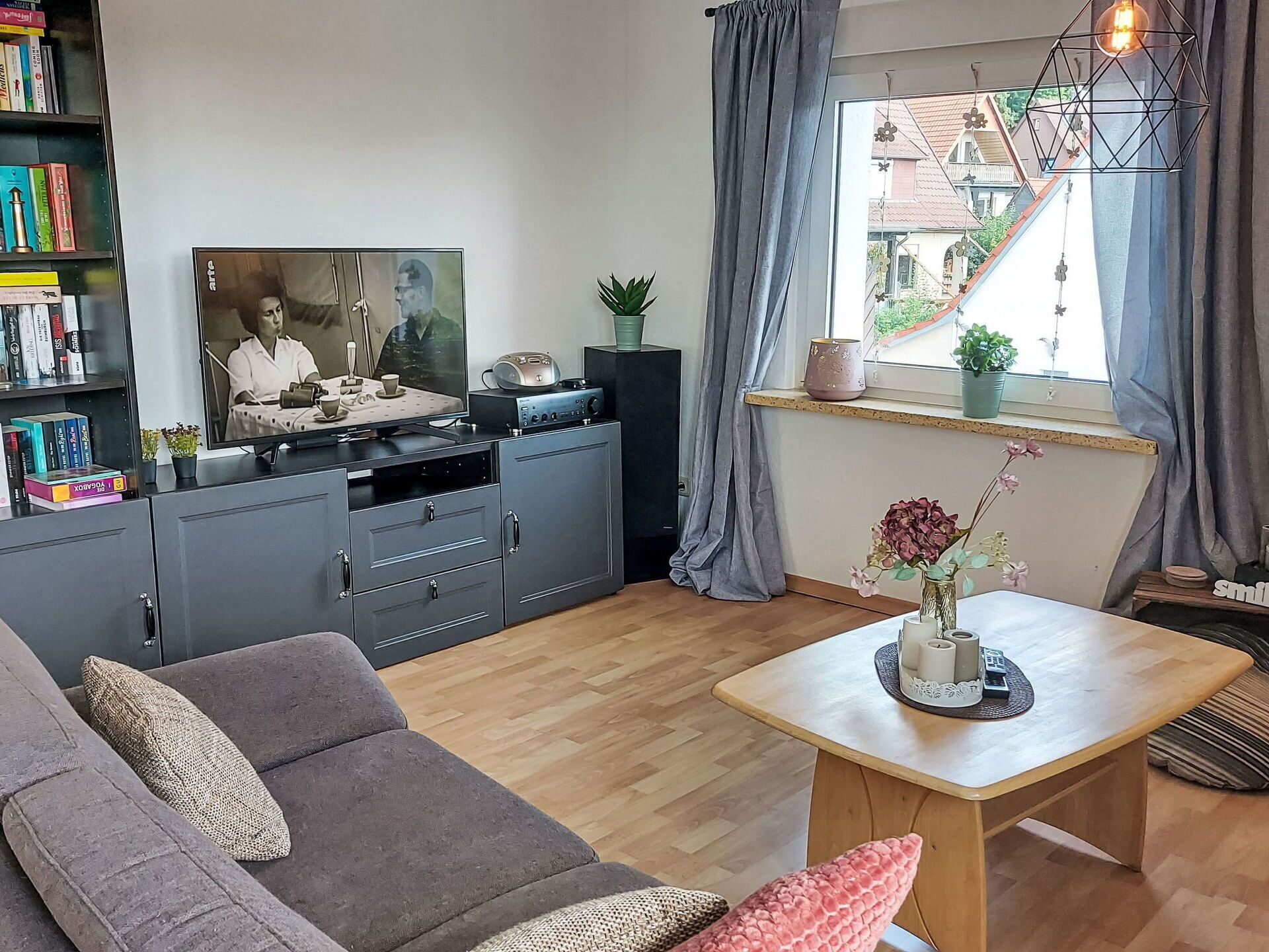 Möbel, Interior Design, Flooring, Holz, Elektronisches Gerät, Fussboden, Fernsehen, Zimmer, Wohnzimmer, Beleuchtung