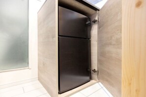 Ein Holzkabinent mit metallischem Innenraum, möglicherweise ein Stauraum oder ein Teil der Raumausstattung.