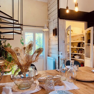 Alcohol-free, smoke-free and vegetarian HOUSE OF CONSCIENCE!