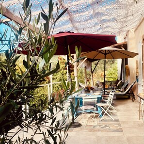 تناول الطعام بالخارج