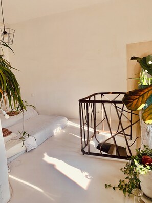 8 habitaciones, tabla de planchar con plancha, wifi y ropa de cama