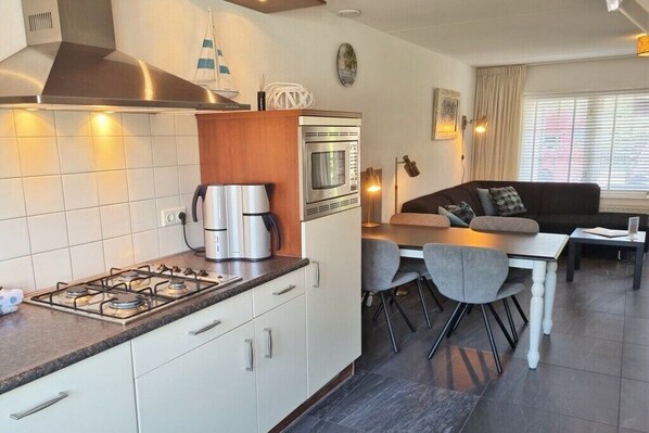 Fridge, microwave, stovetop, dishwasher