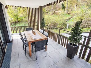 تناول الطعام بالخارج