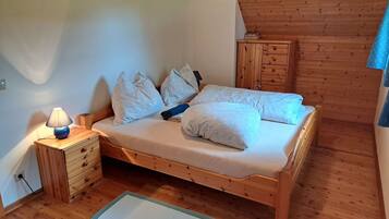 2 Schlafzimmer, Reisekinderbett
