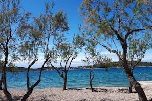 Una spiaggia nelle vicinanze
