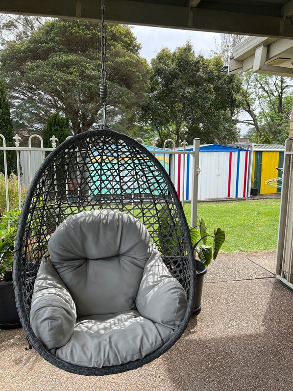 Room, 1 Bedroom, Garden View | Living area