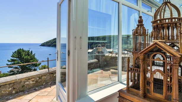 A conservatory with a view of the sea and a wooden decorative piece. - Beautiful  villa for 10 people with WIFI, terrace and pets allowed (Cawsand)
