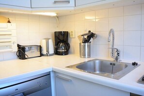 Réfrigérateur, micro-ondes, plaque de cuisson, lave-vaisselle