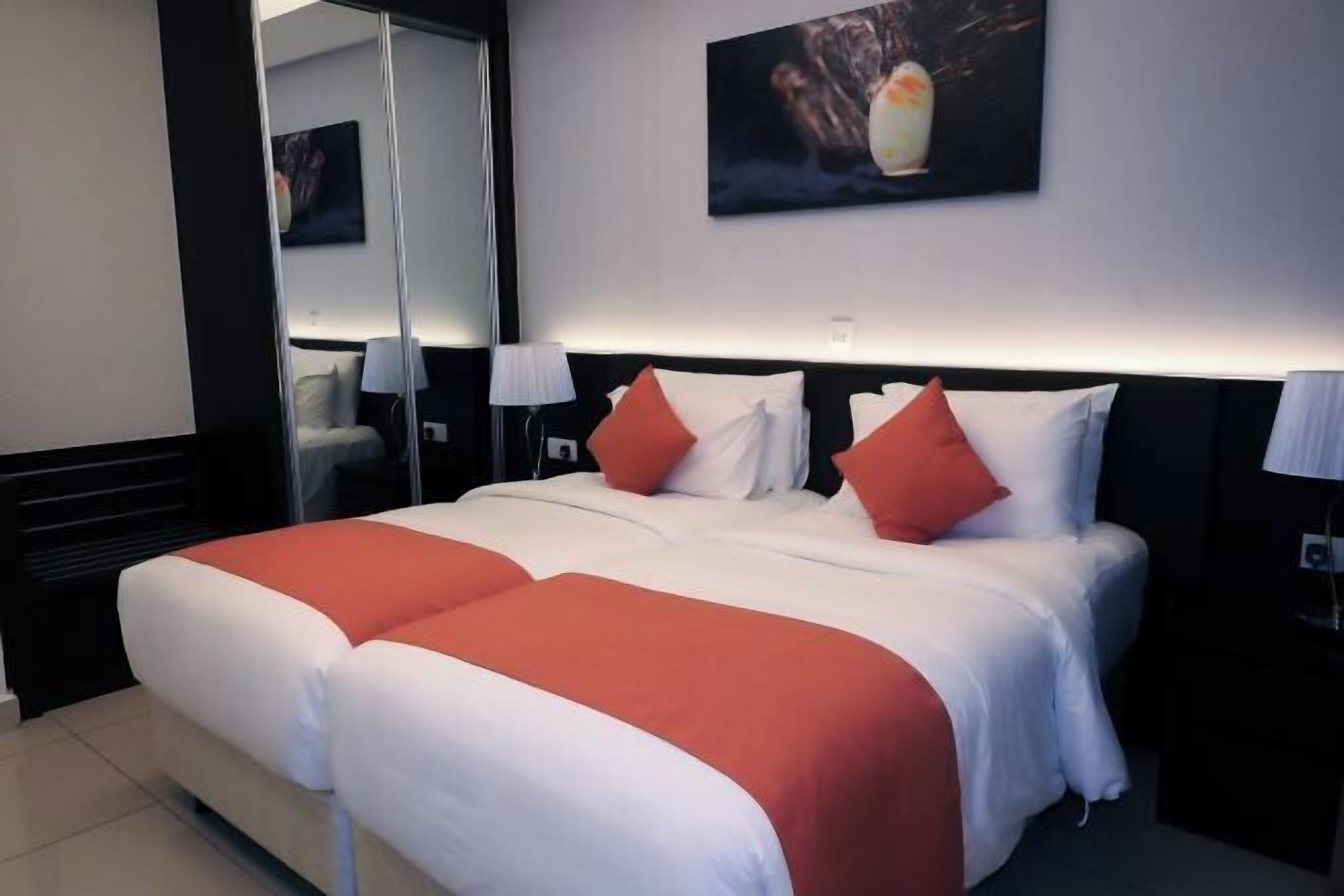 Iron/ironing board, cribs/infant beds