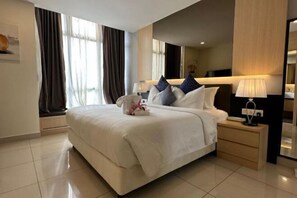 Bàn ủi/dụng cụ ủi quần áo, nôi/giường cho trẻ sơ sinh 