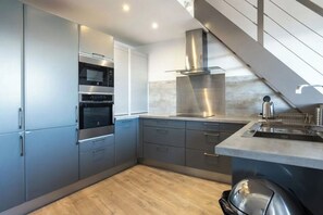 Réfrigérateur, four à micro-ondes, un four, surface de cuisson