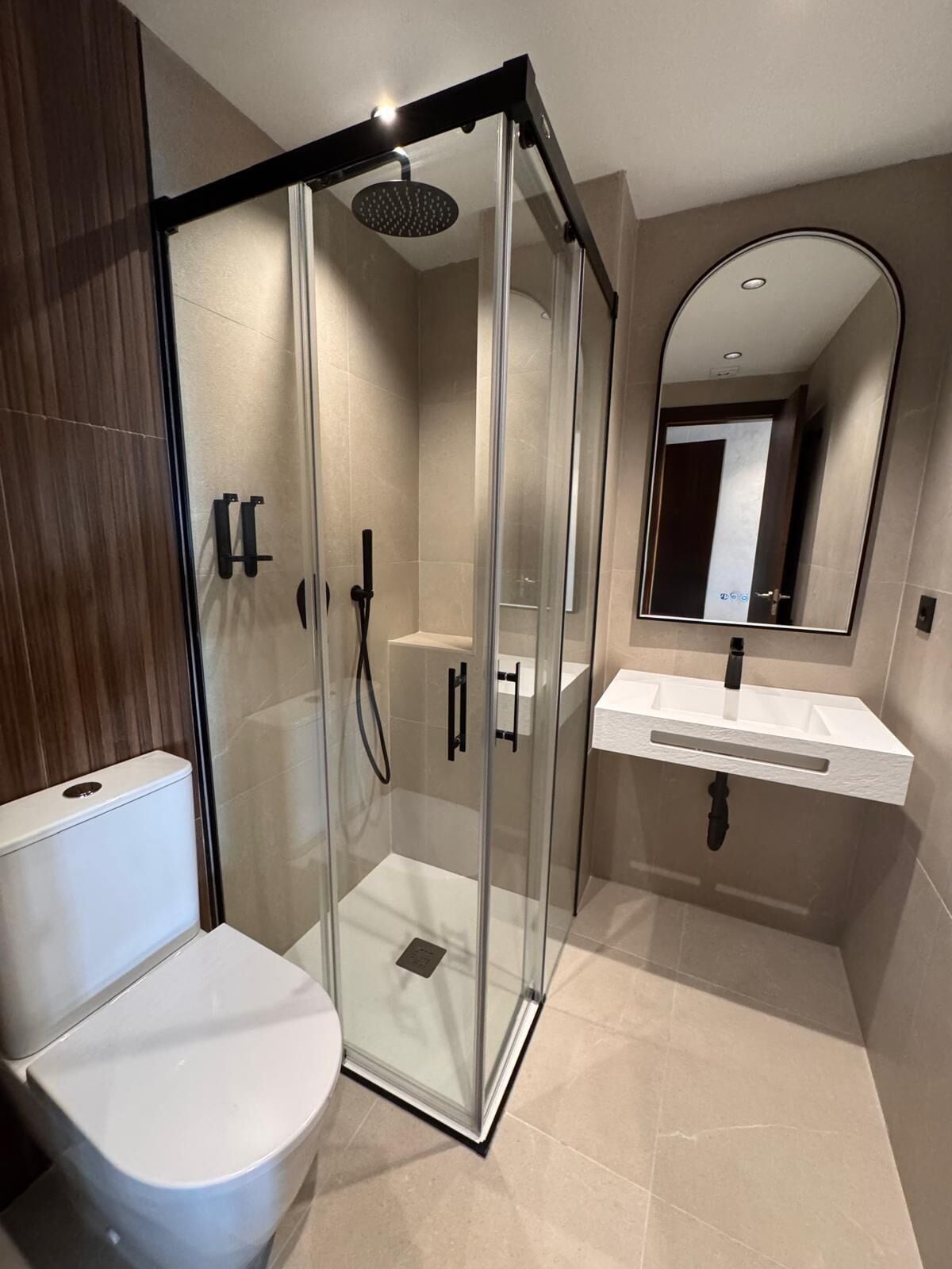 Dusche, kostenlose Toilettenartikel, Handtücher, Toilettenpapier