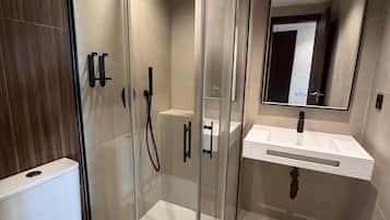 Dusche, kostenlose Toilettenartikel, Handtücher, Toilettenpapier