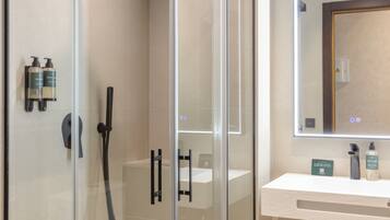 Single Room | Bathroom | Shower, free toiletries, towels, toilet paper