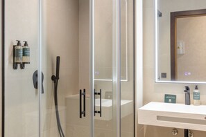 Single Room | Bathroom | Shower, free toiletries, towels, toilet paper - Amaranta Hotel Boutique (Ronda)